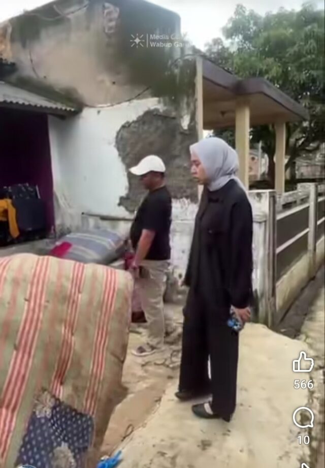 Wakil Bupati Garut, Teh Putri Karlina, melakukan kunjungan lapangan ke kawasan Samanggen, Kecamatan Wanaraja, pada Sabtu (6/12/2025) usai wilayah tersebut kembali terdampak banjir. Kehadirannya untuk memastikan kondisi terkini warga sekaligus mencari solusi cepat atas permasalahan yang terus berulang sejak dua tahun terakhir.