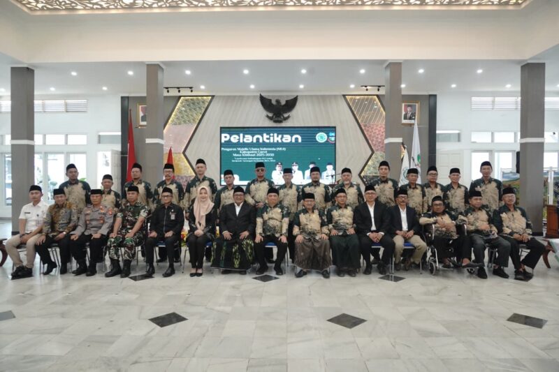 Ketua Majelis Ulama Indonesia (MUI) Provinsi Jawa Barat, Aang Abdullah Zein, secara resmi melantik dan mengukuhkan Pengurus Majelis Ulama Indonesia (MUI) Kabupaten Garut Masa Khidmat 2025–2030. Kegiatan berlangsung khidmat di Gedung Pendopo Kabupaten Garut, Jalan Kabupaten, Kecamatan Garut Kota, Rabu (7/1/2026).