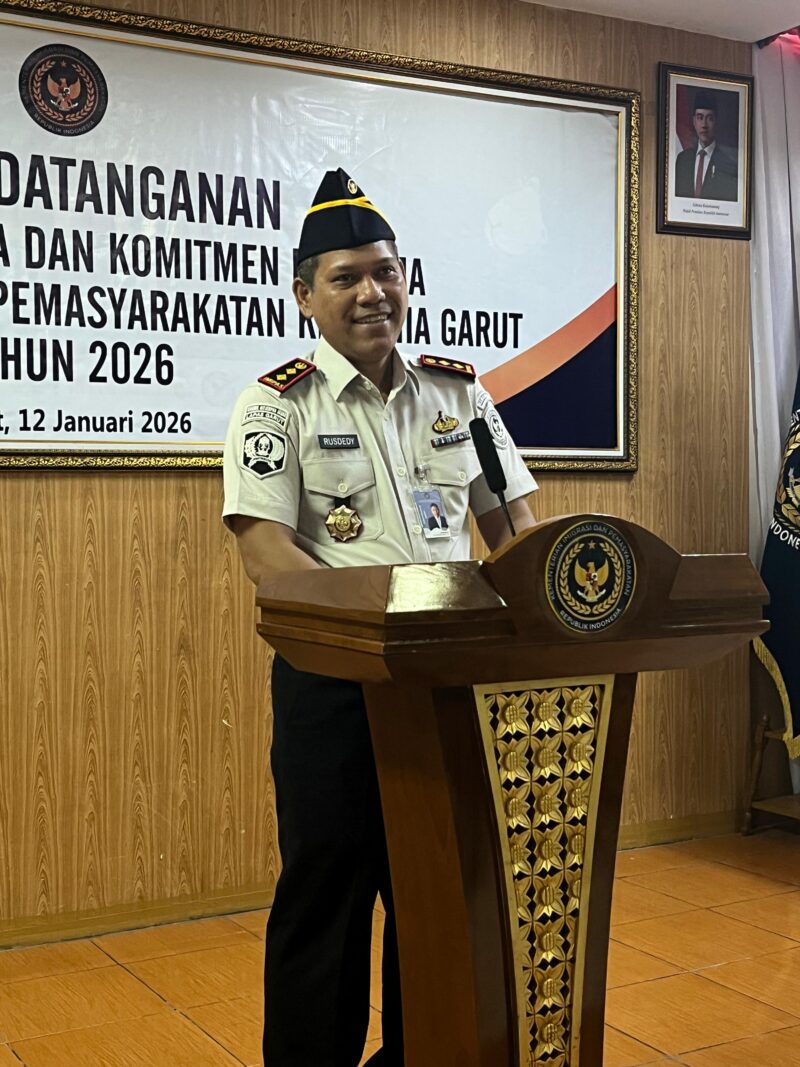 Lembaga Pemasyarakatan Kelas IIA Garut mengawali tahun 2026 dengan memperkuat komitmen kinerja dan integritas pegawai. Hal tersebut ditandai dengan keikutsertaan dalam Apel Bersama Awal Tahun 2026 yang diselenggarakan oleh Kementerian Koordinator Bidang Politik, Hukum, dan Keamanan (Kemenkopolhukam) secara virtual melalui Zoom, Senin (12/01/2026).