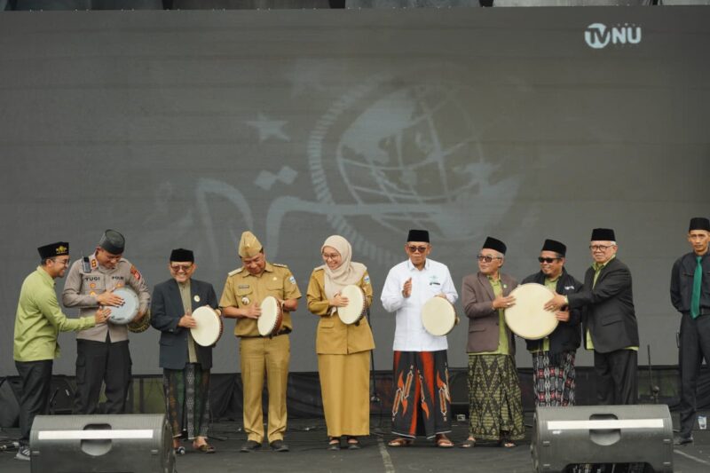 Pemerintah Kabupaten Garut menegaskan komitmennya untuk memperkuat ekonomi kerakyatan melalui sinergi dengan Nahdlatul Ulama (NU). Hal tersebut disampaikan langsung oleh Bupati Garut, Abdusy Syakur Amin, saat menghadiri Opening Ceremony Satu Abad Nahdlatul Ulama (NU) 1926–2026 sekaligus Musyawarah Kerja Cabang (Mukercab) PCNU Kabupaten Garut di Lapangan SOR Ciateul, Kecamatan Tarogong Kidul, Senin (26/01/2026).