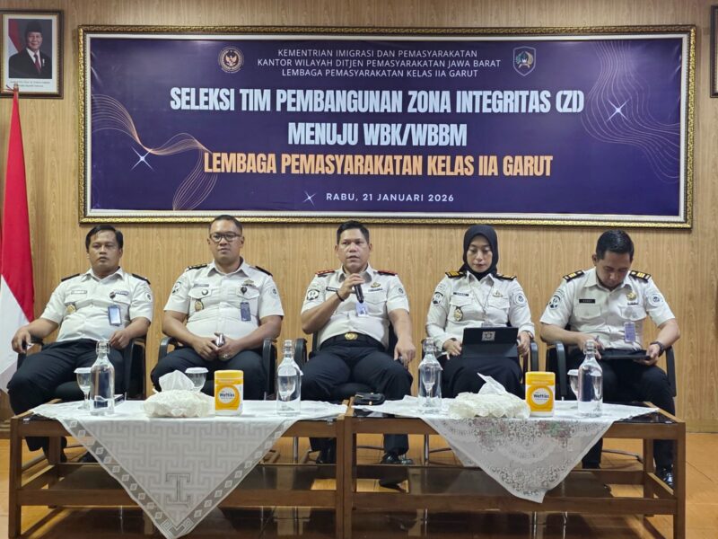 Lembaga Pemasyarakatan Kelas IIA Garut terus menunjukkan komitmennya dalam mewujudkan birokrasi yang bersih dan melayani. Salah satu langkah nyata tersebut diwujudkan melalui pelaksanaan Seleksi Tim Zona Integritas menuju Wilayah Bebas dari Korupsi (WBK) dan Wilayah Birokrasi Bersih dan Melayani (WBBM), yang digelar di Aula Lapas Garut, Senin, (26/01/ 2026,)