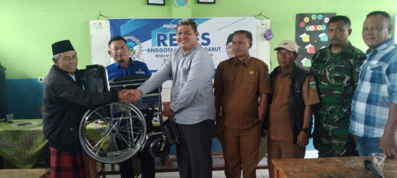 Anggota DPRD Kabupaten Garut Endang Saepudin Memberikan Bantuan Kursi Roda Secara Langsung kepada Keluarganya (foto Ihsan)