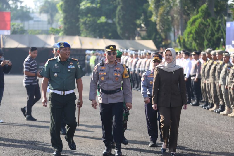 Polres Garut menggelar Apel Gelar Pasukan Operasi Keselamatan Lodaya 2026 di Lapang Apel Polres Garut, Senin pagi (2/2/2026). Apel ini menjadi penanda dimulainya kesiapan jajaran kepolisian bersama seluruh pemangku kepentingan dalam menjaga keamanan, keselamatan, ketertiban, dan kelancaran lalu lintas atau kamseltibcarlantas di wilayah Kabupaten Garut.
