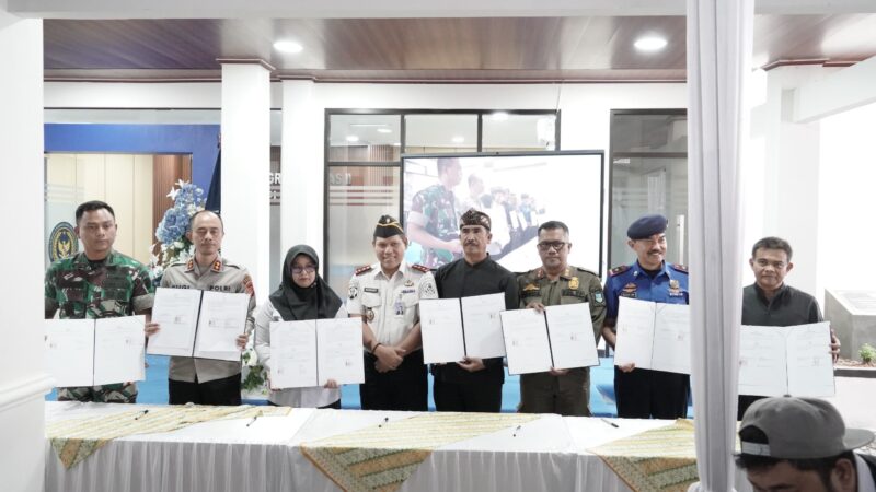 Lembaga Pemasyarakatan Kelas IIA Garut terus menunjukkan komitmennya dalam memperkuat pengamanan serta meningkatkan kualitas layanan pemasyarakatan. Komitmen tersebut diwujudkan melalui penandatanganan Perjanjian Kerja Sama (PKS) dengan Aparat Penegak Hukum (APH) dan sejumlah dinas di lingkungan Pemerintah Daerah Kabupaten Garut.