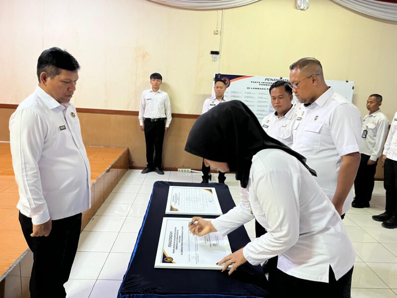 Lembaga Pemasyarakatan Kelas IIA Garut kembali menegaskan keseriusannya dalam membangun birokrasi yang bersih dan melayani melalui kegiatan Penandatanganan Komitmen Bersama Pembangunan Zona Integritas. Kegiatan ini dilaksanakan pada pukul 08.00 WIB di Aula Lapas Garut dan diikuti oleh seluruh pejabat struktural serta jajaran pegawai.