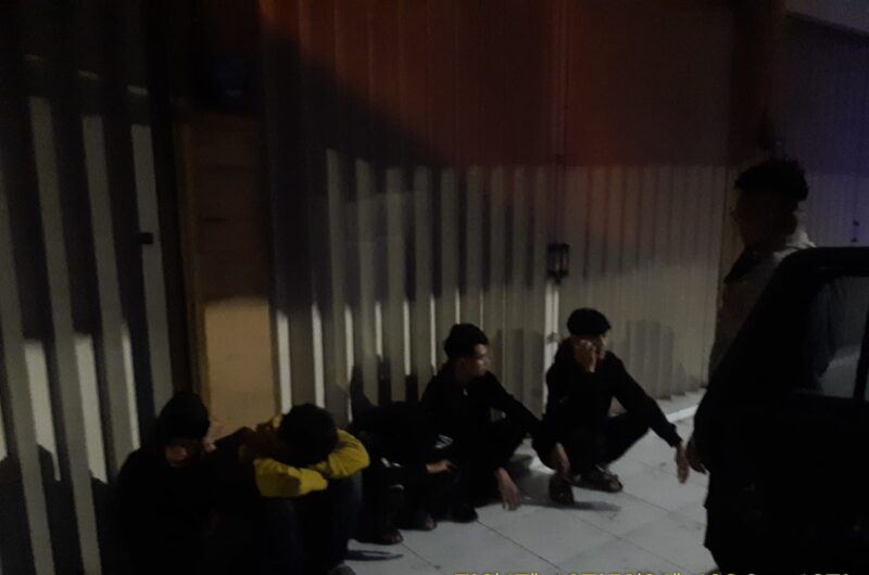 Polsek Wanaraja Polres Garut bergerak cepat menindak aksi balap liar yang meresahkan warga di kawasan Sawah Lega, Jalan Letjen H. Mashudi, Kecamatan Pangatikan, Kabupaten Garut, Selasa dini hari (10/02/2026).