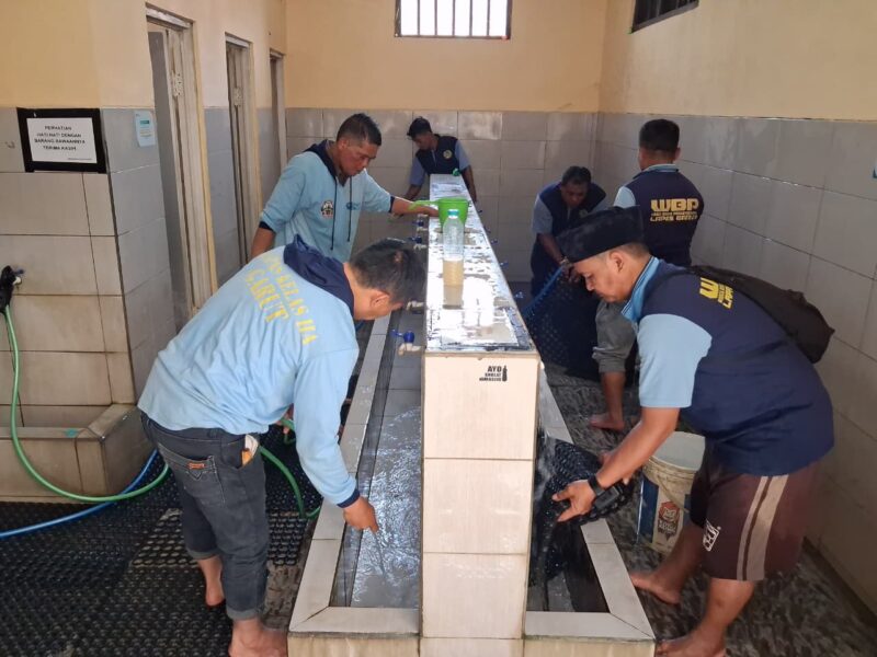 Menyambut datangnya bulan suci Ramadhan, Lembaga Pemasyarakatan Kelas IIA Garut menggelar kegiatan bakti sosial berupa aksi kebersihan di sejumlah fasilitas tempat ibadah dan fasilitas umum di Kabupaten Garut.
