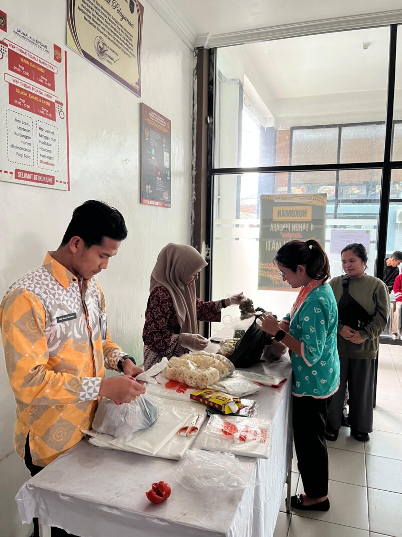Nuansa Ramadan yang identik dengan kebersamaan dan kepedulian terasa hangat di Lembaga Pemasyarakatan Kelas IIA Garut. Menjelang waktu berbuka puasa pada Sabtu, 21 Februari 2026, layanan penitipan barang dan makanan kembali dibuka bagi keluarga Warga Binaan Pemasyarakatan (WBP).