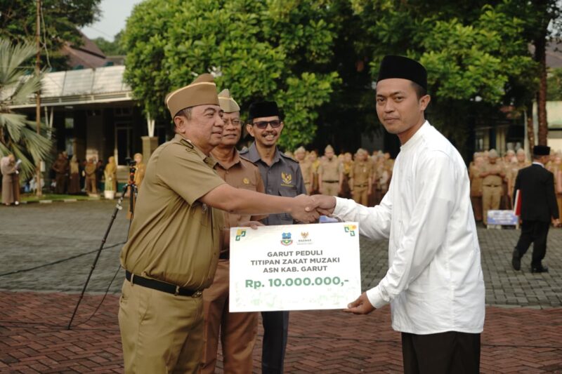 Baznas Kabupaten Garut kembali menunjukkan komitmennya dalam mendukung kesejahteraan masyarakat melalui Program Garut Peduli. Kali ini, lembaga tersebut menyalurkan bantuan masing-masing sebesar Rp10.000.000 kepada lima panti asuhan dan yayasan yang tersebar di tiga kecamatan di Kabupaten Garut.