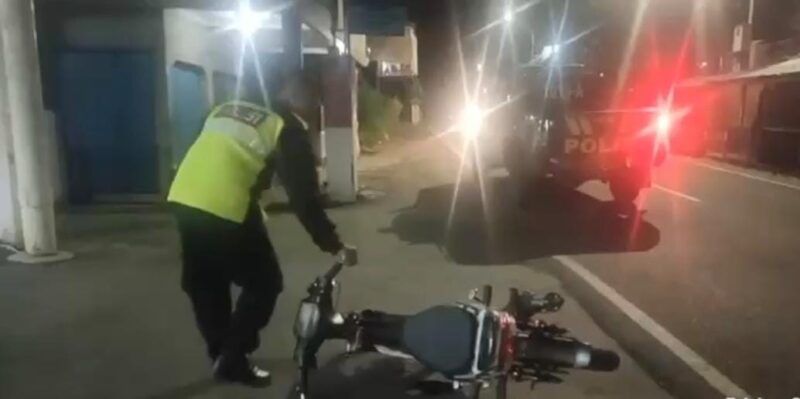 Aksi cepat jajaran Polsek Wanaraja kembali membuahkan hasil. Menindaklanjuti laporan masyarakat terkait adanya dugaan balapan liar yang meresahkan, petugas langsung bergerak melakukan Kegiatan Rutin Yang Ditingkatkan (KRYD) di wilayah Jalan Sawah Lega atau Jalan Letjen H. Mashudi, Kecamatan Pangatikan, Kamis (05/03/2026) dini hari sekitar pukul 03.20 WIB.