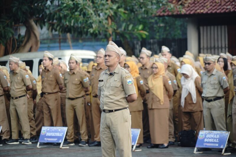 Bupati Garut, Abdusy Syakur Amin, memberikan instruksi kepada jajaran Aparatur Sipil Negara (ASN) di lingkungan Pemerintah Kabupaten Garut dalam menyambut momentum mudik Lebaran 1447 H. Hal ini disampaikannya saat memimpin Apel Gabungan di Lapang Sekretariat Daerah (Setda) Garut, Jalan Pembangunan, Kecamatan Tarogong Kidul, Senin (9/3/2026).