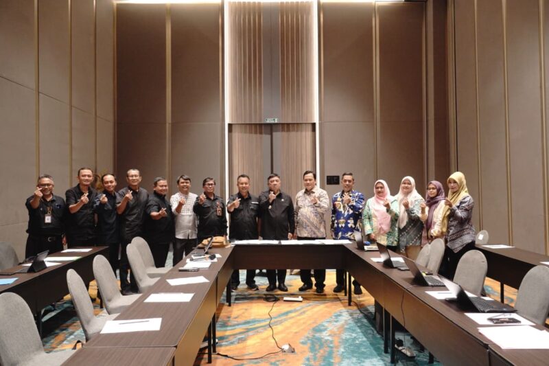 Bupati Garut Abdusy Syakur Amin menghadiri Rapat Kuasa Pemilik Modal (RKPM) bersama Perumda Air Minum Tirta Intan Kabupaten Garut yang berlangsung di Ballroom Hotel Mercure Garut, Jalan Guntur, Kecamatan Garut Kota, Kamis (12/03/2026).