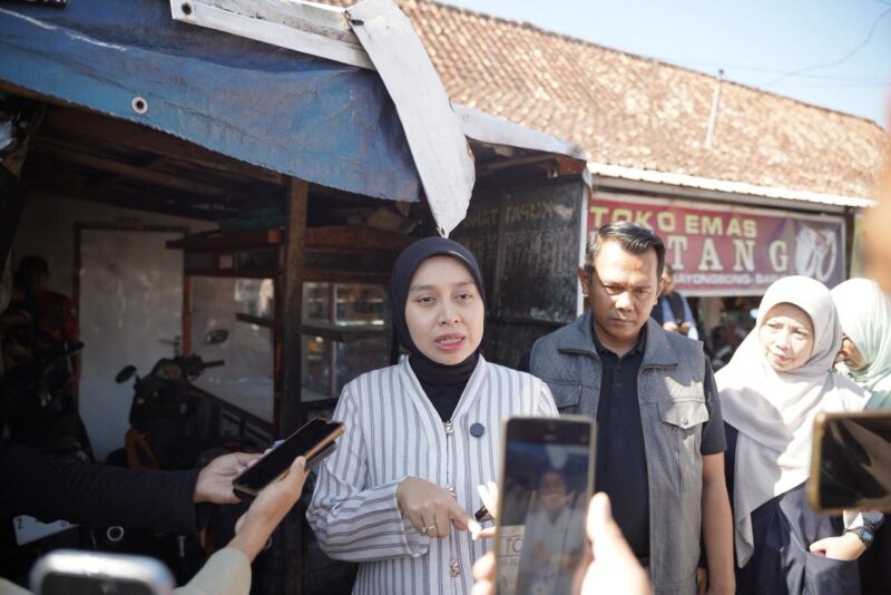 Wakil Bupati Garut, Putri Karlina, melaksanakan kunjungan ke Pasar Andir bersama Tim Pengendalian Inflasi Daerah (TPID) Kabupaten Garut yang berlokasi di Kecamatan Bayongbong, Kabupaten Garut, Jumat (13/03/2026).