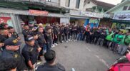 Semangat berbagi di bulan suci Ramadan ditunjukkan oleh komunitas Baja Fight Club Kabupaten Garut dengan menggelar aksi sosial pembagian ratusan paket takjil kepada para pengendara yang melintas di kawasan Sumbersari, Kabupaten Garut.