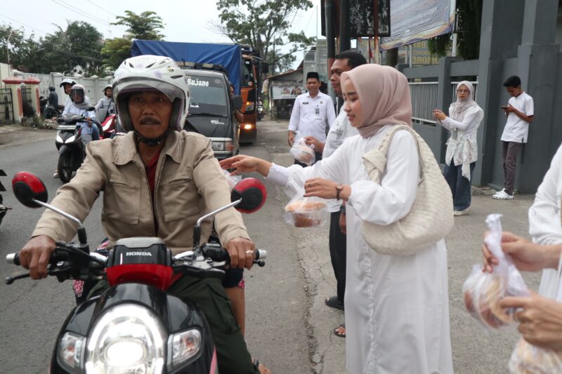 Suasana penuh kebersamaan dan kepedulian terasa hangat di bulan suci Ramadan. Pegawai Lembaga Pemasyarakatan (Lapas) Kelas IIA Garut bersama Dharma Wanita Persatuan (DWP) Lapas Garut menggelar kegiatan sosial berupa pembagian takjil kepada masyarakat sekaligus buka puasa bersama, Sabtu (14/3/2026).
