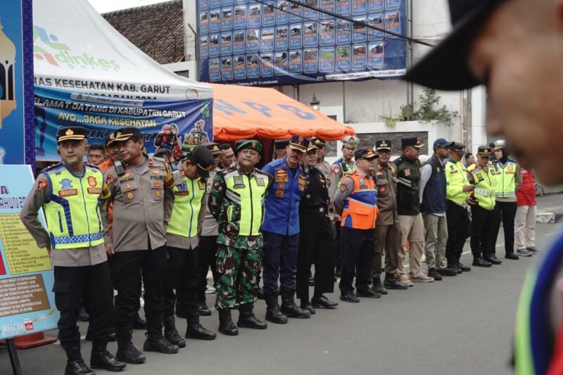 Bupati Garut, Abdusy Syakur Amin, memimpin pelaksanaan Apel Bersama Kesiapan Pelayanan Malam Takbiran Idulfitri 1447 Hijriah Tahun 2026 yang berlangsung di Depan Pos PAM Bank BJB Cabang Garut, Jalan Ahmad Yani, Kecamatan Garut Kota, Kabupaten Garut, Jumat (20/3/2026).