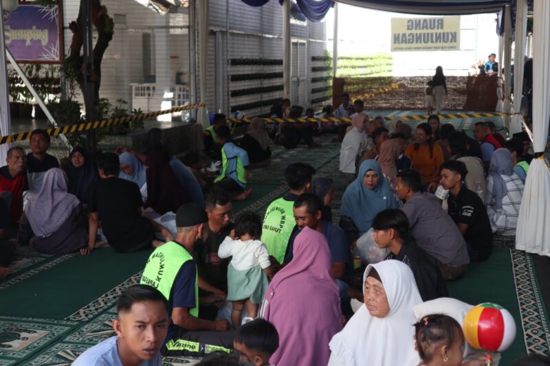 Lembaga Pemasyarakatan (Lapas) Kelas IIA Garut menghadirkan suasana penuh haru dan kehangatan pada momen Hari Raya Idul Fitri 1447 Hijriah. Melalui layanan kunjungan khusus yang digelar pada Sabtu (21/03/2026), ratusan keluarga datang untuk bersilaturahmi dengan warga binaan.
