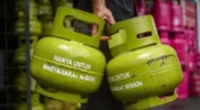 Warga Kecamatan Karangtengah, Kabupaten Garut, mengeluhkan kelangkaan gas LPG selama bulan suci Ramadhan, terutama menjelang Hari Raya Idul Fitri. Kondisi ini dinilai semakin menyulitkan masyarakat dalam memenuhi kebutuhan sehari-hari.