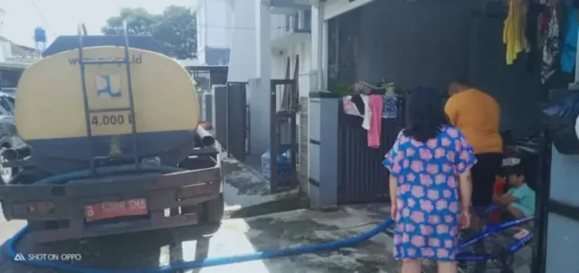 Upaya menjaga kontinuitas layanan air minum terus dilakukan Perumda Air Minum Tirta Intan. Pada Minggu (12/04/2026), jajaran Divisi Hubungan Langganan bergerak cepat merespons potensi gangguan teknis yang berdampak pada sejumlah pelanggan di berbagai wilayah pelayanan.