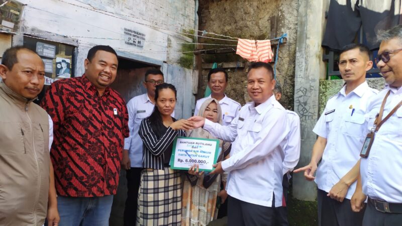 Kepedulian terhadap masyarakat kurang mampu kembali ditunjukkan melalui kolaborasi antara Perumda Air Minum Tirta Intan Garut dan anggota DPRD Kabupaten Garut, Yudha Puja Turnawan.