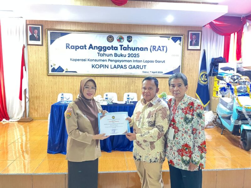 Suasana penuh semangat dan kebersamaan terasa dalam pelaksanaan Rapat Anggota Tahunan (RAT) Tahun Buku 2025 Koperasi Konsumen Pengayoman Intan Lapas Garut, yang digelar pada Selasa,( 14/04/2026) di Aula Lapas Garut.