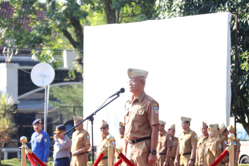 Sekretaris Daerah (Sekda) Kabupaten Garut, Nurdin Yana, memimpin Apel Gabungan di Lingkungan Pemerintah Kabupaten Garut yang berlangsung di Lapangan Sekretariat Daerah (Setda), Jalan Pembangunan, Kecamatan Tarogong Kidul, Senin (20/4/2026).  ‎