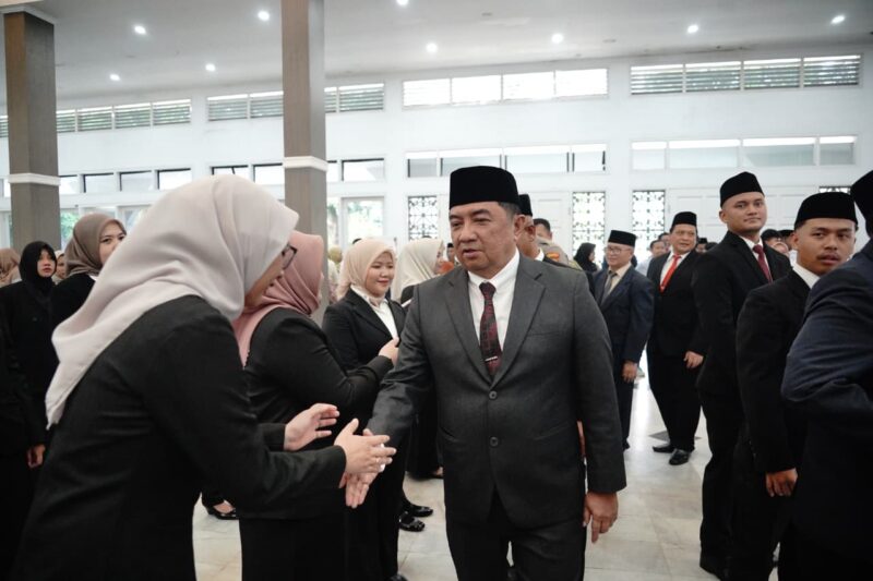 Bupati Garut, Abdusy Syakur Amin, secara resmi melantik serta mengambil sumpah jabatan para Pejabat Struktural dan Fungsional di Lingkungan Pemerintah Kabupaten Garut. Prosesi pelantikan berlangsung khidmat di Gedung Pendopo Kabupaten Garut, Jalan Kiansantang, Kecamatan Garut Kota, Rabu (22/4/2026).