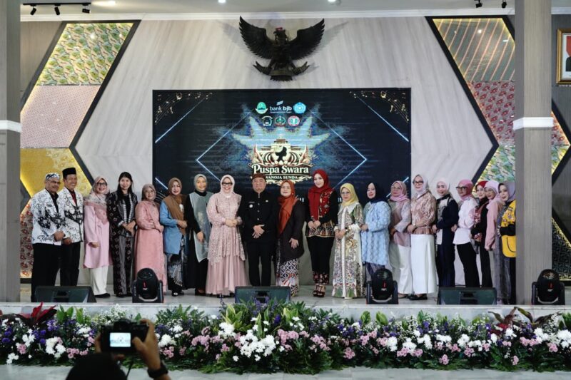 Bupati Garut, Abdusy Syakur Amin, menghadiri sekaligus membuka Lomba Paduan Suara Puspa Swara Wanoja Sunda yang digelar di Gedung Pendopo, Kecamatan Garut Kota, Kamis (23/4/2026).