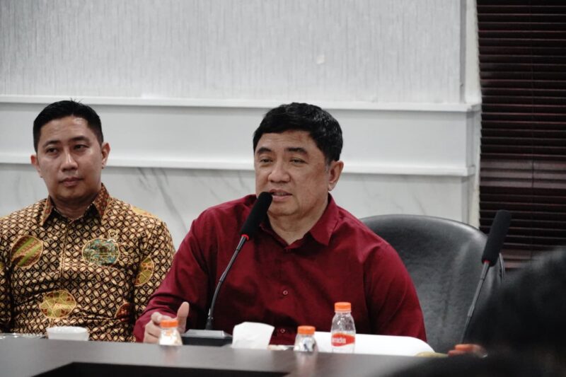 Menjelang peringatan Hari Buruh Internasional atau May Day yang jatuh pada 1 Mei 2026, Pemerintah Kabupaten Garut mulai melakukan berbagai langkah antisipatif. Hal ini ditandai dengan digelarnya rapat koordinasi yang dipimpin langsung oleh Bupati Garut, Abdusy Syakur Amin, di Ruang Pamengkang, Kecamatan Garut Kota, Selasa (28/04/2026).