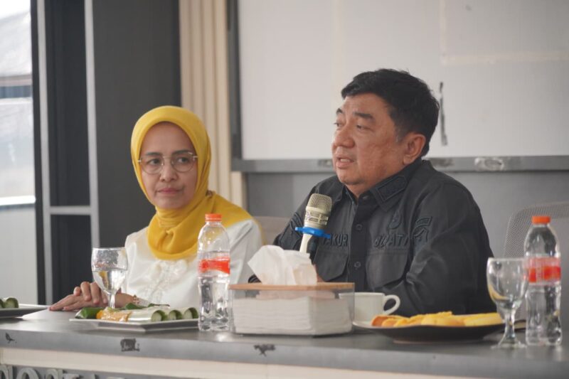 Bupati Garut, Abdusy Syakur Amin, memberikan pengarahan langsung kepada jajaran pegawai Dinas Sosial (Dinsos) Kabupaten Garut dalam sebuah pertemuan yang berlangsung di Aula Kantor Dinsos, Kecamatan Tarogong Kidul, Kamis (30/4/2026).