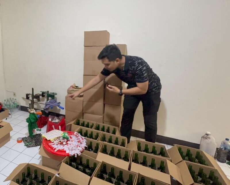 Aparat kepolisian Polda Jawa Barat melalui jajaran Krimsus kembali menunjukkan komitmennya dalam memberantas kejahatan ekonomi. Dipimpin oleh Faris Mahardika, S.I.K selaku Unit 3 Subdit I, petugas berhasil mengungkap praktik produksi dan peredaran minuman keras oplosan bermerek palsu “Kuda Mas” di wilayah Sukamenak, Kecamatan Margahayu, Kabupaten Bandung. Senin (14/4/2026).