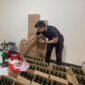 Aparat kepolisian Polda Jawa Barat melalui jajaran Krimsus kembali menunjukkan komitmennya dalam memberantas kejahatan ekonomi. Dipimpin oleh Faris Mahardika, S.I.K selaku Unit 3 Subdit I, petugas berhasil mengungkap praktik produksi dan peredaran minuman keras oplosan bermerek palsu “Kuda Mas” di wilayah Sukamenak, Kecamatan Margahayu, Kabupaten Bandung. Senin (14/4/2026).