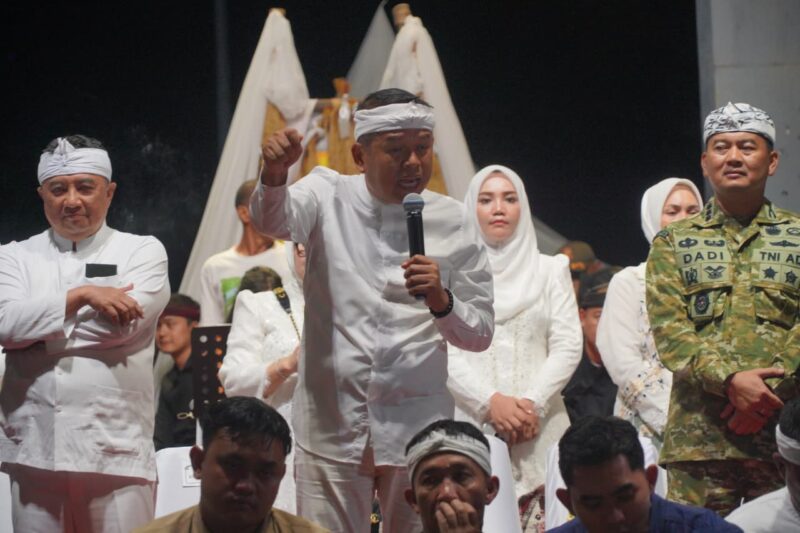 Suasana semarak dan penuh makna budaya mewarnai perayaan Milangkala Tatar Sunda yang digelar di Kabupaten Garut, Selasa malam (5/5/2026). Ribuan warga tumpah ruah menyaksikan puncak acara kirab budaya yang berlangsung meriah meski sempat diguyur hujan.