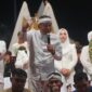 Suasana semarak dan penuh makna budaya mewarnai perayaan Milangkala Tatar Sunda yang digelar di Kabupaten Garut, Selasa malam (5/5/2026). Ribuan warga tumpah ruah menyaksikan puncak acara kirab budaya yang berlangsung meriah meski sempat diguyur hujan.