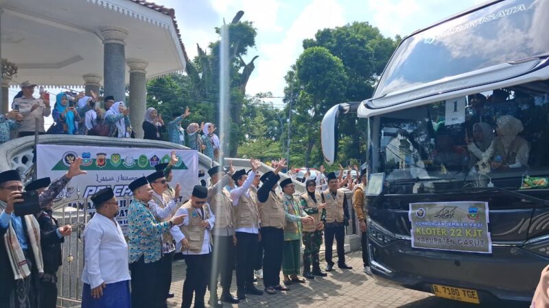 Bupati Garut, Abdusy Syakur Amin, secara resmi melepas keberangkatan 174 Jemaah Haji Kloter 22 KJT asal Kabupaten Garut menuju Tanah Suci pada Kamis (7/5/2026).