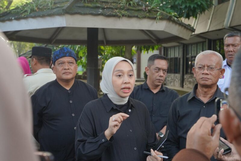 Wakil Bupati Garut, Putri Karlina, turun langsung memantau proses penertiban Pedagang Kaki Lima (PKL) di kawasan pusat pemerintahan (Pemda), Jalan Pahlawan, Kecamatan Tarogong Kidul, Kabupaten Garut, Kamis (07/05/2026).