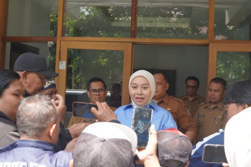 Wakil Bupati Garut, Putri Karlina, memimpin Rapat Koordinasi (Rakor) terkait rencana relokasi Pedagang Kaki Lima (PKL) yang berlokasi di sepanjang bahu jalan kantor pemerintahan daerah. Pertemuan ini berlangsung di Ruang Rapat Wakil Bupati, Sekretariat Daerah, Kecamatan Tarogong Kidul, Selasa (12/5/2026).
