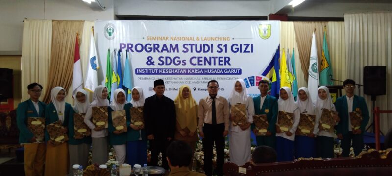 Seminar Nasional dan launching Program Studi S1 Gizi serta SDGs Center resmi digelar di Kampus 2 Institut Kesehatan Karsa Husada Garut. Kegiatan tersebut mengusung tema “Pembangunan Kesehatan Nasional Melalui Peningkatan Ketahanan Gizi Masyarakat”
