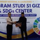 Institut Kesehatan Karsa Husada Garut menggelar Seminar Nasional Tahun 2026 sekaligus launching Program Studi S1 Gizi dan SDGs Center di Kampus 2 Institut Kesehatan Karsa Husada Garut. Kegiatan ini mengangkat tema “Pembangunan Kesehatan Nasional melalui Peningkatan Ketahanan Gizi Masyarakat”.