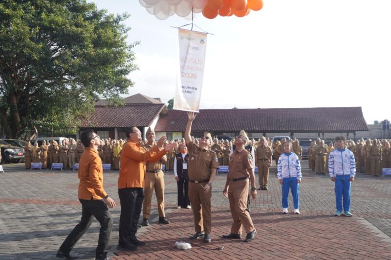 Bupati Garut, Abdusy Syakur Amin, secara resmi melepas Petugas Sensus Ekonomi 2026 tingkat Kabupaten Garut. Prosesi pelepasan ini dilaksanakan bersamaan dengan Apel Gabungan di Lapangan Sekretariat Daerah (Setda), Jalan Pembangunan, Kecamatan Tarogong Kidul, Kabupaten Garut, Senin (15/6/2026).