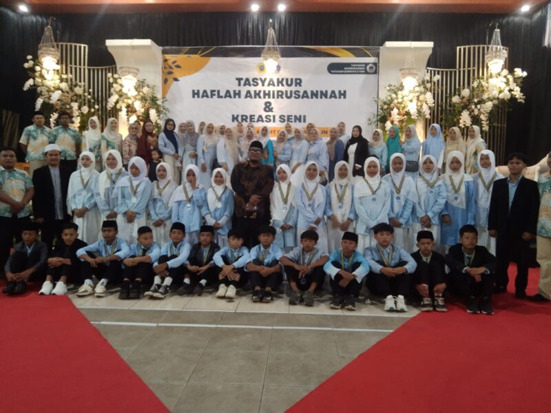 Suasana penuh kebahagiaan, rasa haru, dan semangat kebersamaan mewarnai pelaksanaan Haflah Akhirussanah sekaligus Panggung Kreasi Seni yang digelar bersama oleh SD IT Qurrota A'Yun dan RA Bani Adam. Kegiatan yang berlangsung di Gedung GS.QA pada Rabu (10/6) tersebut menjadi momen spesial bagi para siswa yang menyelesaikan jenjang pendidikan mereka pada Tahun Ajaran 2025/2026.