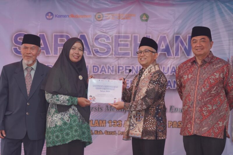 Bupati Garut, Abdusy Syakur Amin, mendampingi Wakil Menteri Pendidikan Dasar dan Menengah (Wamendikdasmen) RI, Prof. Atip Latipulhayat, menghadiri acara Sarasehan Pendidikan sekaligus meresmikan hasil revitalisasi Satuan Pendidikan Anak Usia Dini (PAUD) di Kelompok Bermain (Kober) Al-Ikhlas 158. Kegiatan tersebut dipusatkan di Pondok Pesantren (Ponpes) Persatuan Islam (Persis) 133 Al-Ikhlas, Desa Pasirkiamis, Kecamatan Pasirwangi, Kabupaten Garut, pada Sabtu (20/6/2026).