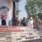 Pemerintah Provinsi Jawa Barat, Pemerintah Kabupaten Garut, dan Direktorat Jenderal Bea dan Cukai memperkuat sinergi dalam pemberantasan rokok ilegal melalui kegiatan Pemusnahan Barang Kena Cukai Ilegal yang berlangsung di Alun-Alun Garut, Kecamatan Garut Kota, Rabu (24/6/2026).