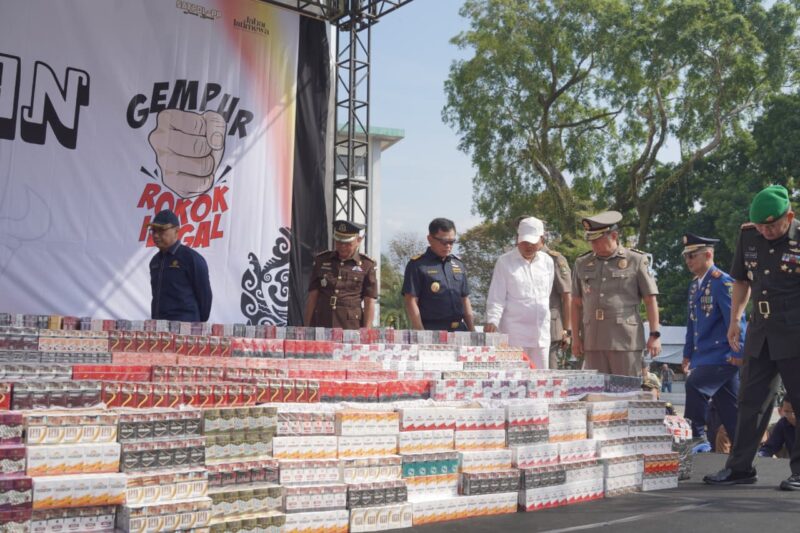 Pemerintah Provinsi Jawa Barat, Pemerintah Kabupaten Garut, dan Direktorat Jenderal Bea dan Cukai memperkuat sinergi dalam pemberantasan rokok ilegal melalui kegiatan Pemusnahan Barang Kena Cukai Ilegal yang berlangsung di Alun-Alun Garut, Kecamatan Garut Kota, Rabu (24/6/2026).
