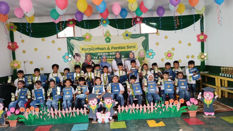 Suasana penuh haru dan kebahagiaan menyelimuti kegiatan perpisahan dan pentas seni siswa-siswi TK Al-Yusufiyah Tahun Ajaran 2025–2026 yang mengusung tema “Melangkah Maju Menuju Masa Depan Gemilang”. Acara tersebut menjadi momentum istimewa bagi para siswa yang akan melanjutkan perjalanan pendidikan ke jenjang berikutnya.