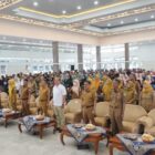 Bupati Garut, Abdusy Syakur Amin, menghadiri sekaligus meluncurkan Penyerahan Bantuan Keluarga Hebat (Balebat) Tahun 2026 yang dirangkaikan dengan Rapat Koordinasi dan Evaluasi SDM Pendamping Program Keluarga Harapan (PKH). Kegiatan strategis tersebut berlangsung di Gedung Pendopo Kabupaten Garut, Kecamatan Garut Kota, pada Selasa (30/06/2026).