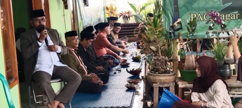 Semangat kebersamaan dan kepedulian sosial mewarnai peringatan Milad Sangga Wulung ke-4 yang digelar dalam suasana penuh rasa syukur dan kebahagiaan. Kegiatan tasyakur tersebut menjadi momentum berharga untuk mempererat tali persaudaraan sekaligus menghadirkan manfaat nyata bagi masyarakat melalui santunan kepada anak yatim.acara tersebut dilaksanakan di halaman Sangga Wulung Desa Caringin Kecamatan Karangtengah,Sabtu (27/06/2026)