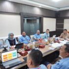Pemerintah Kabupaten (Pemkab) Garut mulai mematangkan langkah strategis untuk memperkuat layanan air bersih melalui penetapan besaran modal dasar Perusahaan Umum Daerah (Perumda) Air Minum Tirta Intan Garut. Pembahasan tersebut dipimpin langsung oleh Bupati Garut, Abdusy Syakur Amin, dalam rapat yang berlangsung di Ruang Rapat Kantor Bupati Garut, Jalan Pembangunan, Kecamatan Tarogong Kidul, Selasa (14/07/2026).