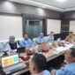 Pemerintah Kabupaten (Pemkab) Garut mulai mematangkan langkah strategis untuk memperkuat layanan air bersih melalui penetapan besaran modal dasar Perusahaan Umum Daerah (Perumda) Air Minum Tirta Intan Garut. Pembahasan tersebut dipimpin langsung oleh Bupati Garut, Abdusy Syakur Amin, dalam rapat yang berlangsung di Ruang Rapat Kantor Bupati Garut, Jalan Pembangunan, Kecamatan Tarogong Kidul, Selasa (14/07/2026).
