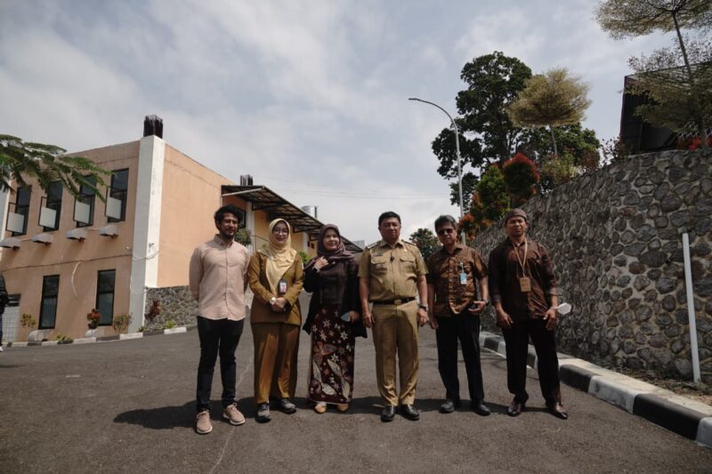Bupati Garut, Abdusy Syakur Amin, menghadiri kegiatan Podcast *Rotinsulu Care Live: Penguatan Layanan Primer, Layanan Rujukan, SDM, Sistem Informasi, dan Jaminan Kesehatan di Kabupaten Garut* yang berlangsung di Klinik Utama Dr. H.A. Rotinsulu Garut, Jalan Pembangunan, Kecamatan Tarogong Kidul, Selasa (21/7/2026).